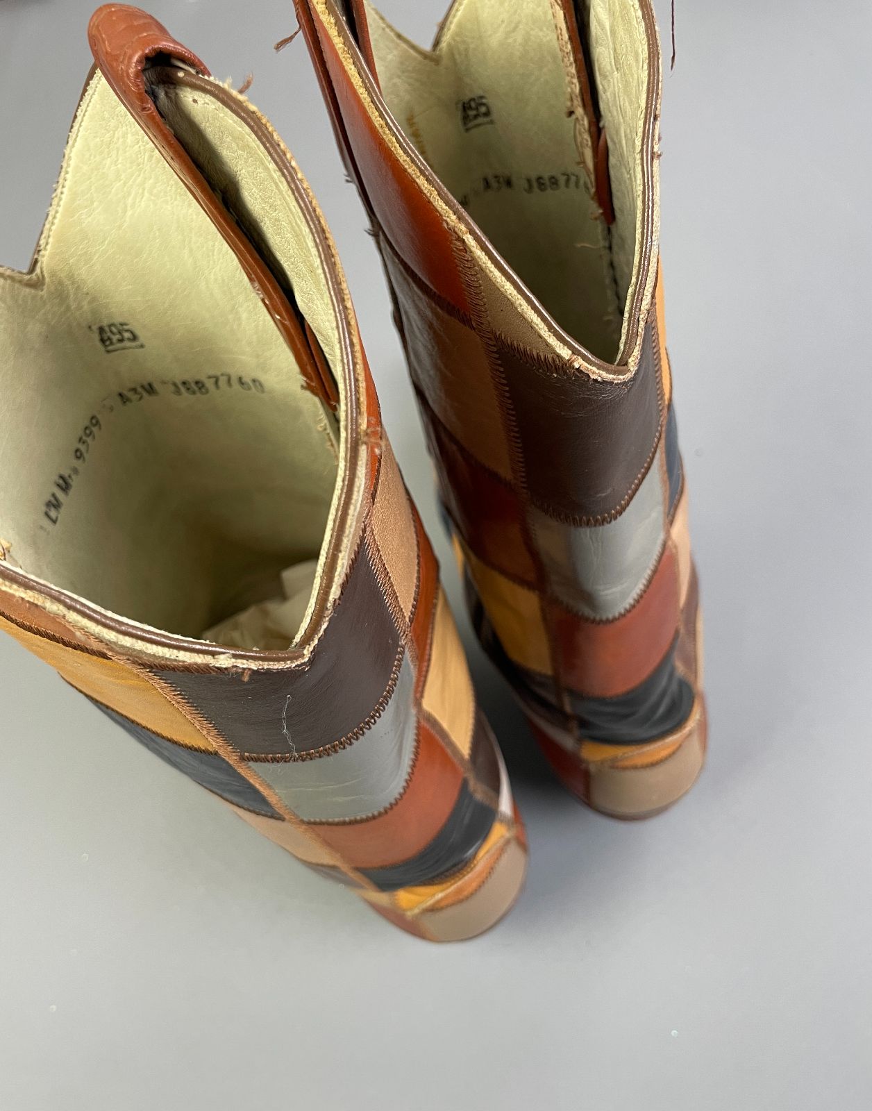 LARRY MAHAN STUNNING! 1960S-70S MULTICOLORED LEATHER PATCHWORK POINTED TOE BOOTS in TAN, MULTI