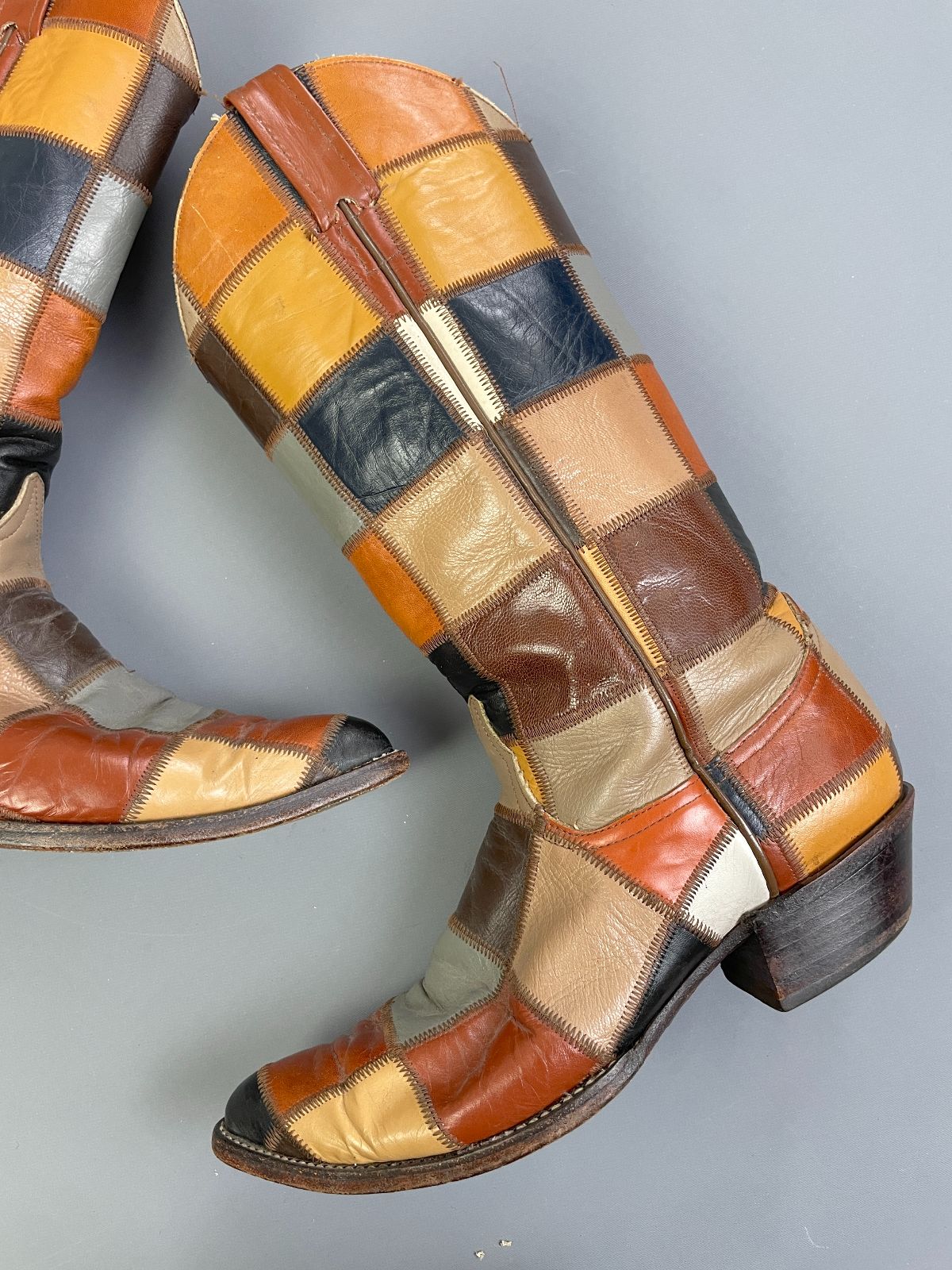 LARRY MAHAN STUNNING! 1960S-70S MULTICOLORED LEATHER PATCHWORK POINTED TOE BOOTS in TAN, MULTI