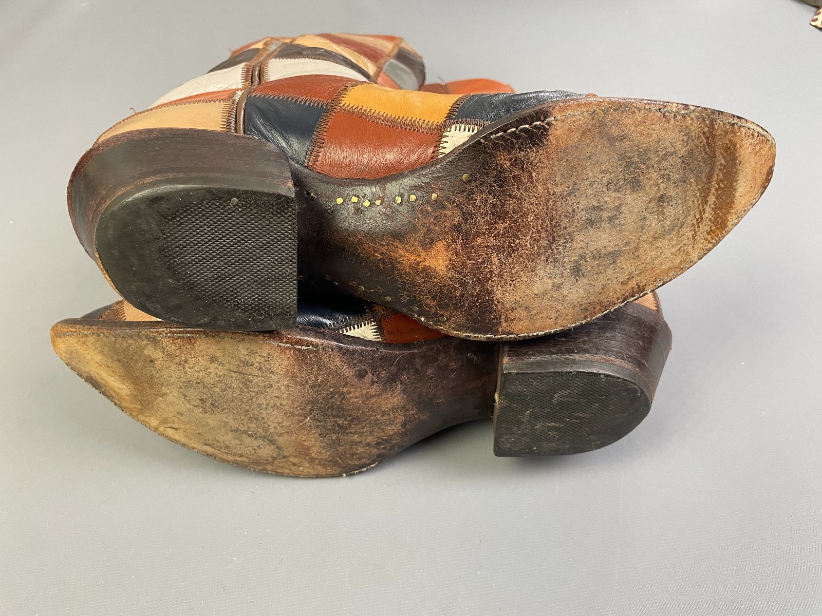 LARRY MAHAN STUNNING! 1960S-70S MULTICOLORED LEATHER PATCHWORK POINTED TOE BOOTS in TAN, MULTI