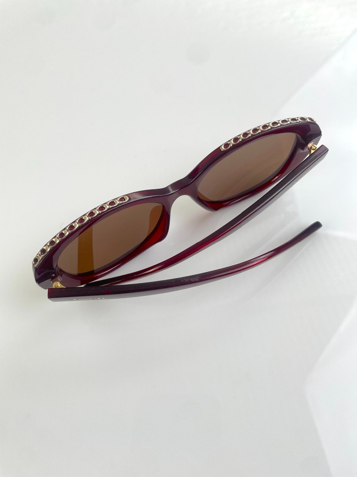 COACH CUSTOM TINT, ROUNDED CAT EYE SUNGLASSES, MONOGRAM C-CHAIN EMBELLISHED TOP BROW - AUBERGINE in MAROON,