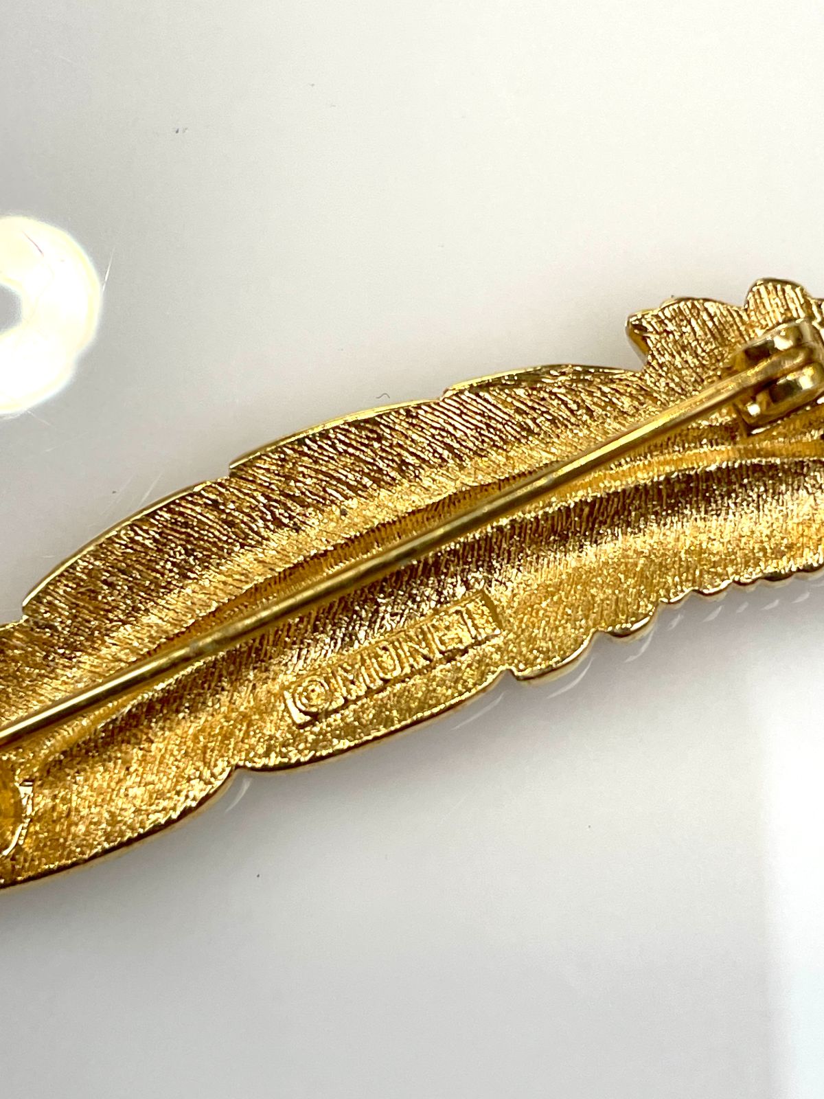 MONET NICE! VERMEIL GOLD FEATHER BROOCH *SIGNED in GOLD