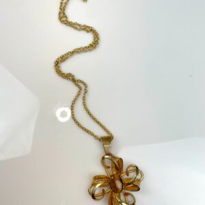 1970S-80S GOLD PLATED FLOWER PENDANT NECKLACE POLISHED TIGERS EYE STONE in GOLD