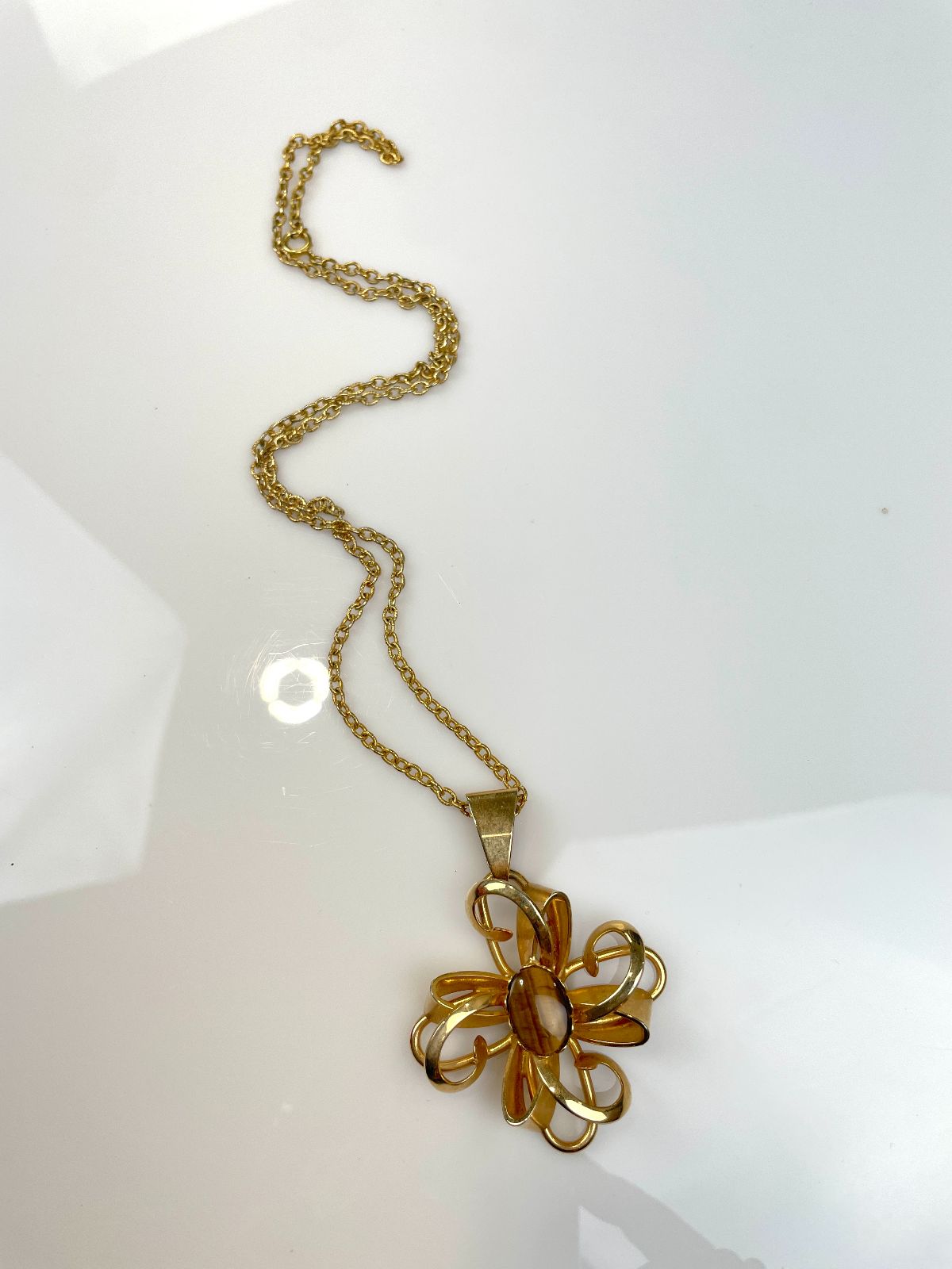 1970S-80S GOLD PLATED FLOWER PENDANT NECKLACE POLISHED TIGERS EYE STONE in GOLD