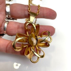 1970S-80S GOLD PLATED FLOWER PENDANT NECKLACE POLISHED TIGERS EYE STONE in GOLD
