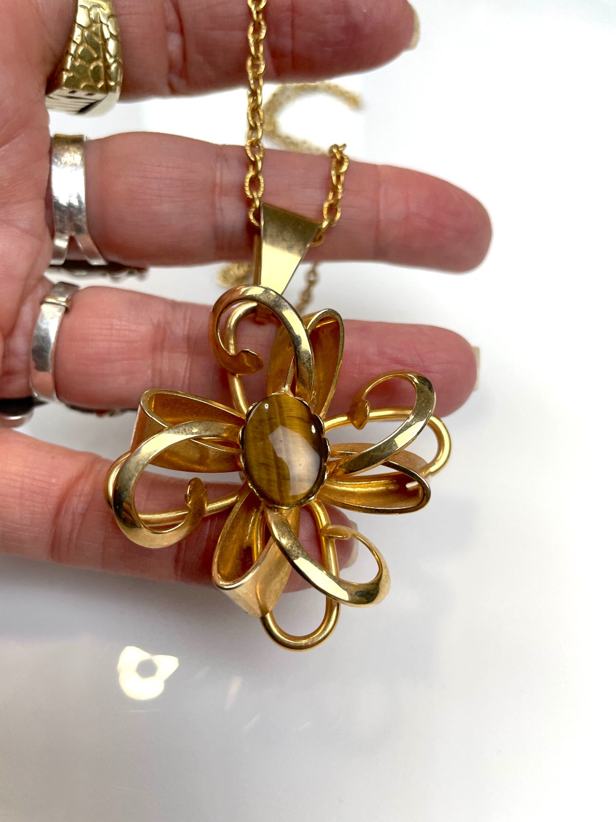 1970S-80S GOLD PLATED FLOWER PENDANT NECKLACE POLISHED TIGERS EYE STONE in GOLD