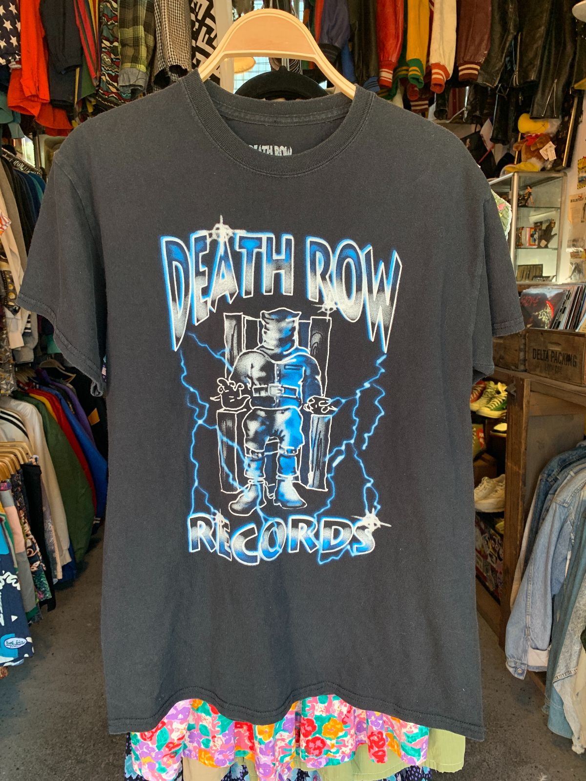 DEATH ROW RECORDS AND RIPPLE DEATH ROW RECORDS ELECTRIC CHAIR FRONT GRAPHIC BLACK T-SHIRT in BLACK