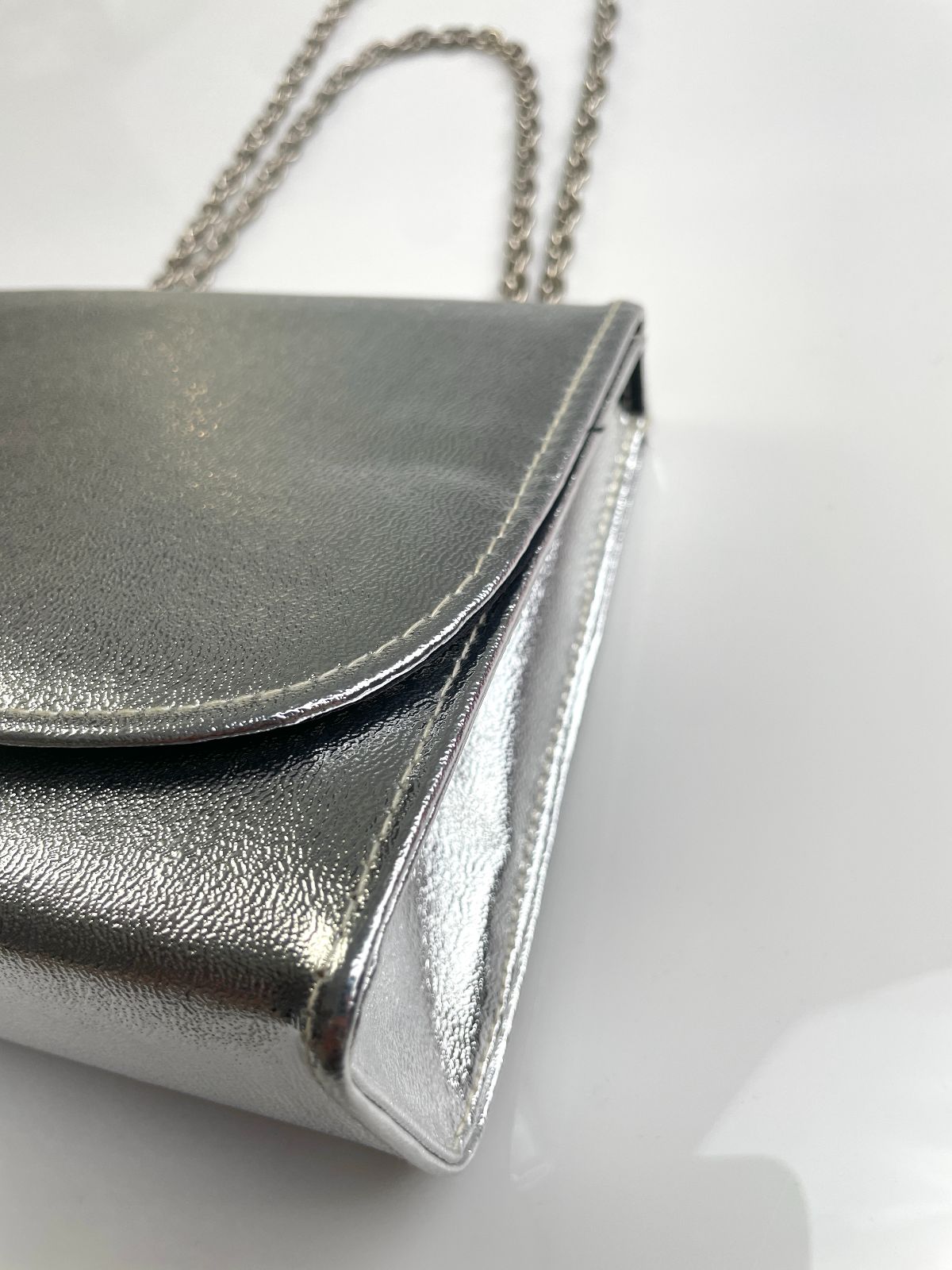 CUTE! RETRO METALLIC SILVER STRUCTURED HANDBAG, CHAIN STRAP in SILVER