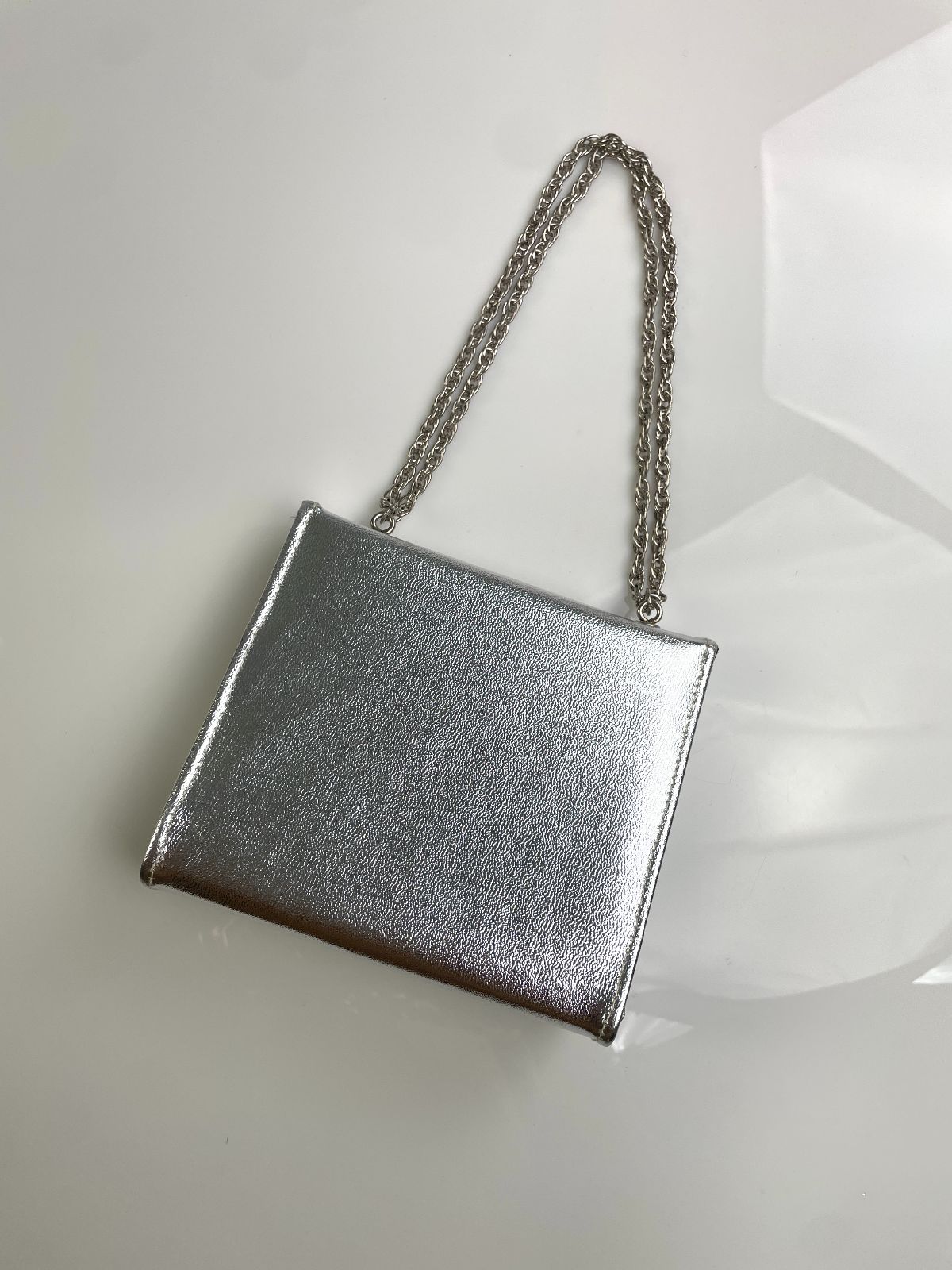 CUTE! RETRO METALLIC SILVER STRUCTURED HANDBAG, CHAIN STRAP in SILVER