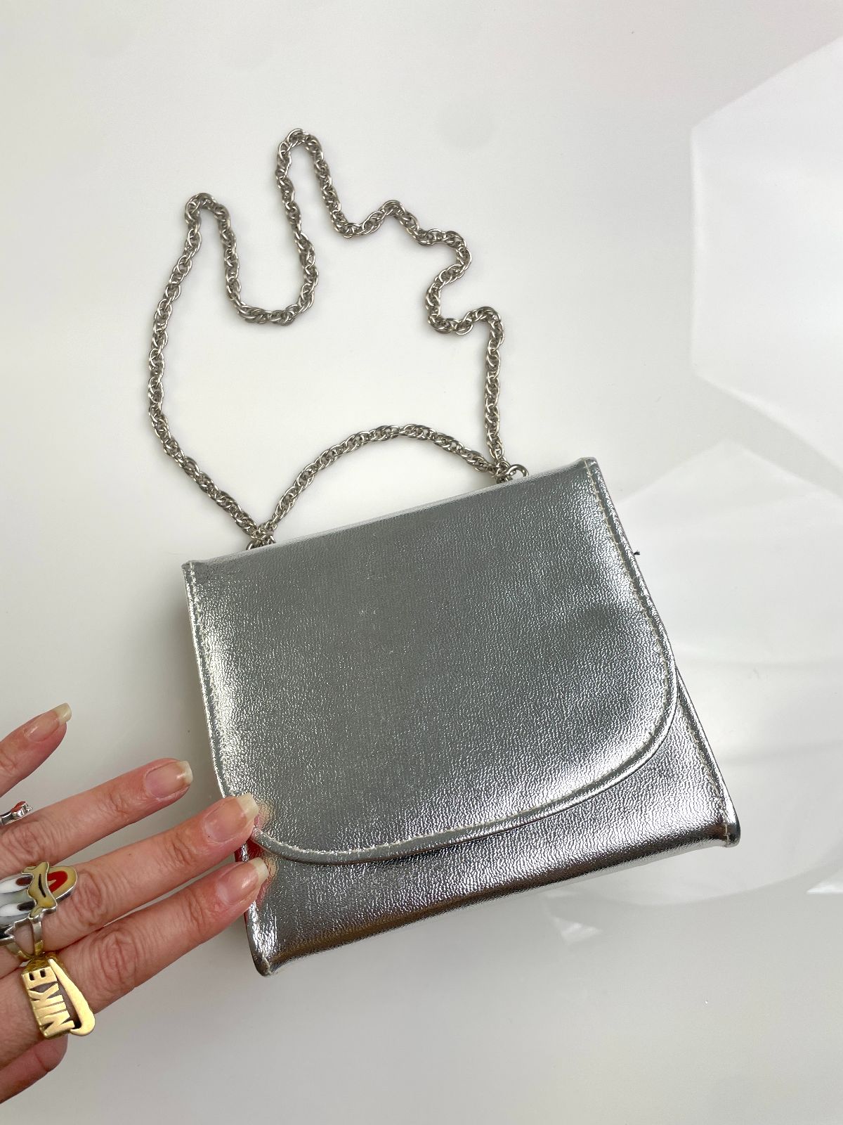 CUTE! RETRO METALLIC SILVER STRUCTURED HANDBAG, CHAIN STRAP in SILVER