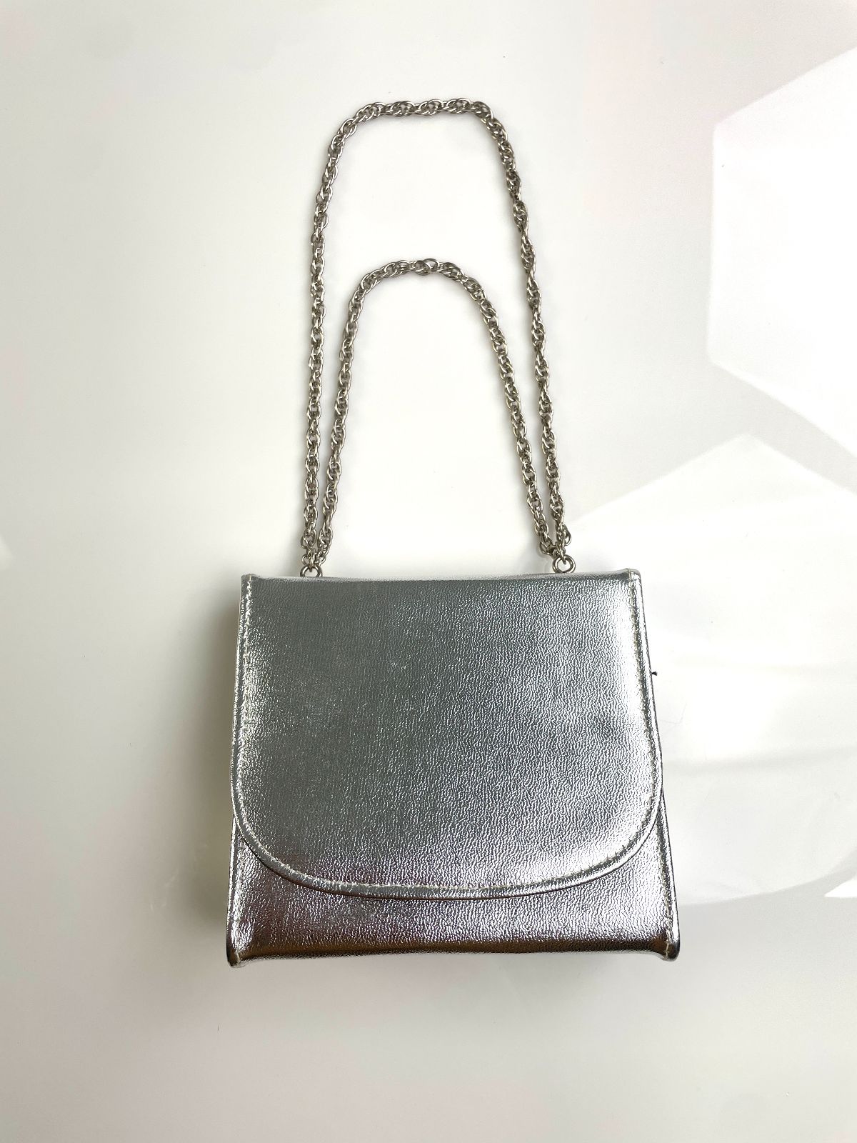 CUTE! RETRO METALLIC SILVER STRUCTURED HANDBAG, CHAIN STRAP in SILVER