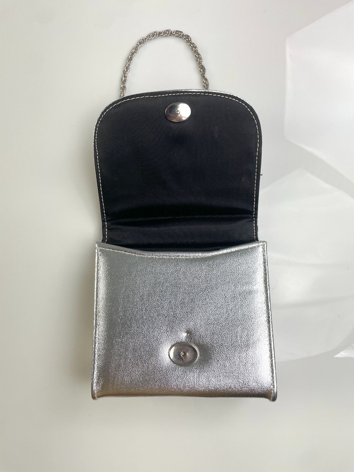 CUTE! RETRO METALLIC SILVER STRUCTURED HANDBAG, CHAIN STRAP in SILVER