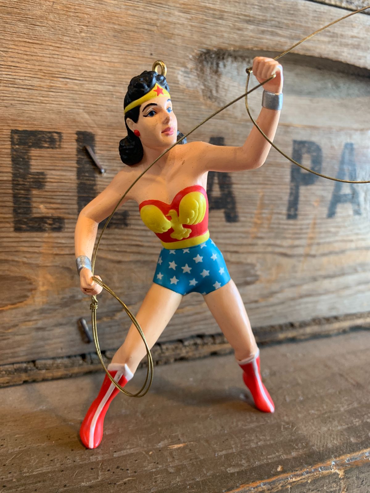 DC COMICS 96 WONDER WOMAN FIGURINE ORNAMENT WITH LASSO in RED