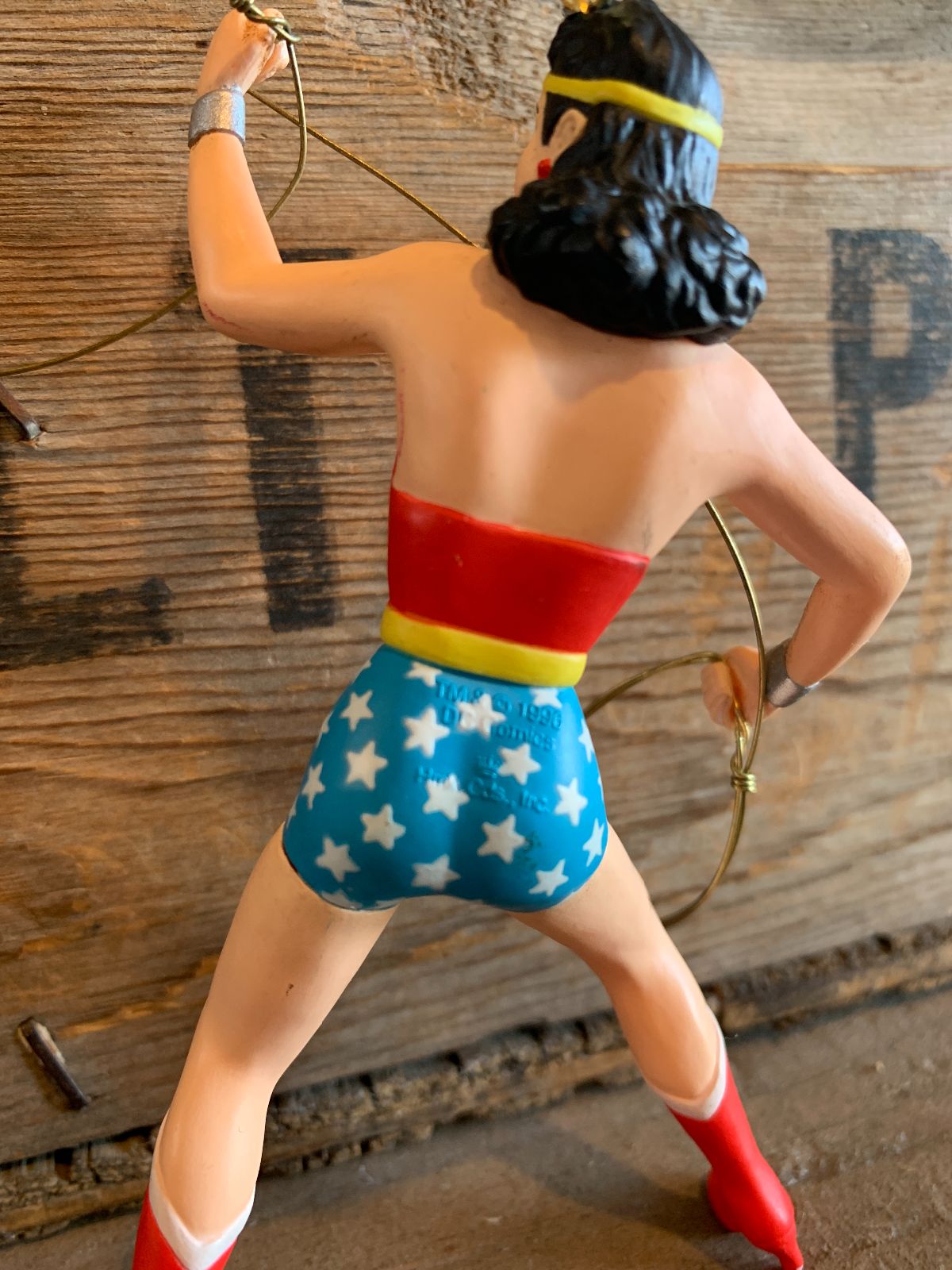 DC COMICS 96 WONDER WOMAN FIGURINE ORNAMENT WITH LASSO in RED