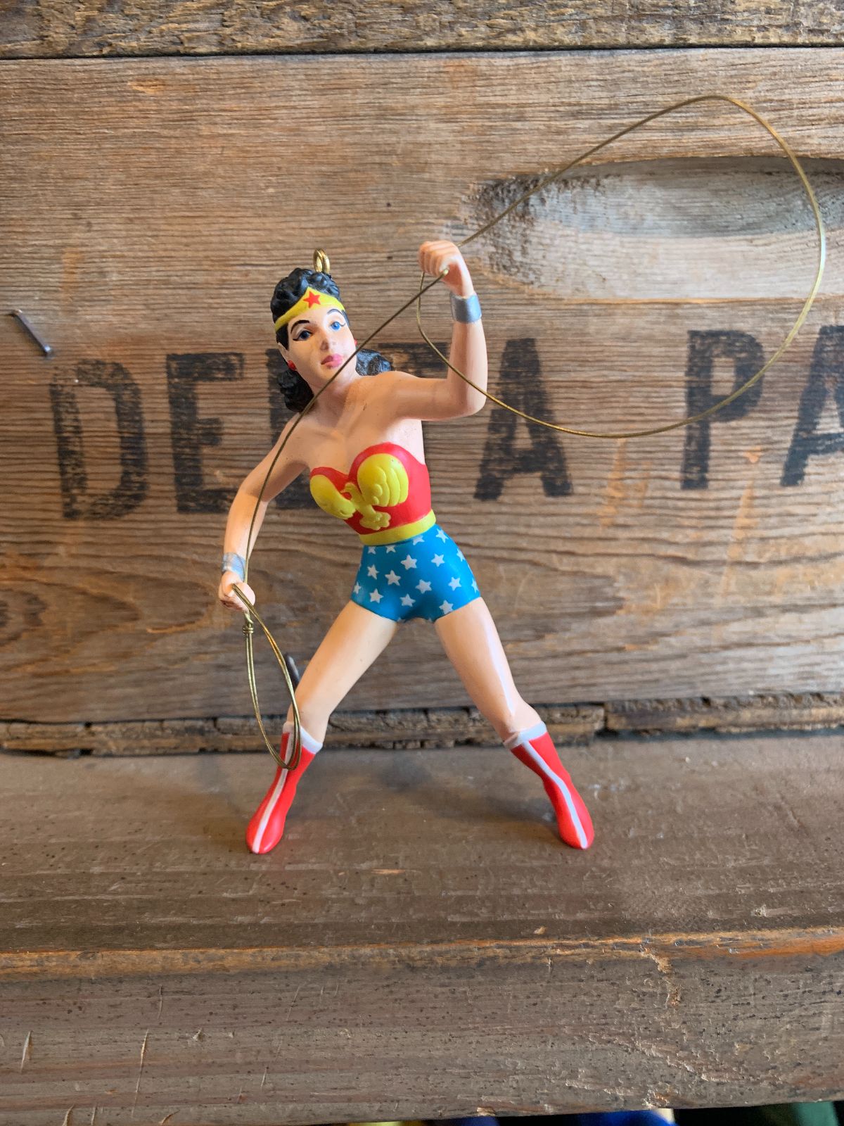 DC COMICS 96 WONDER WOMAN FIGURINE ORNAMENT WITH LASSO in RED