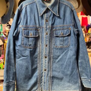 THE FLICK KILLER! 1970S DAGGER COLLAR ACTION BACK DENIM SHACKET JACKET, FRONT CHORE POCKETS in BLUE